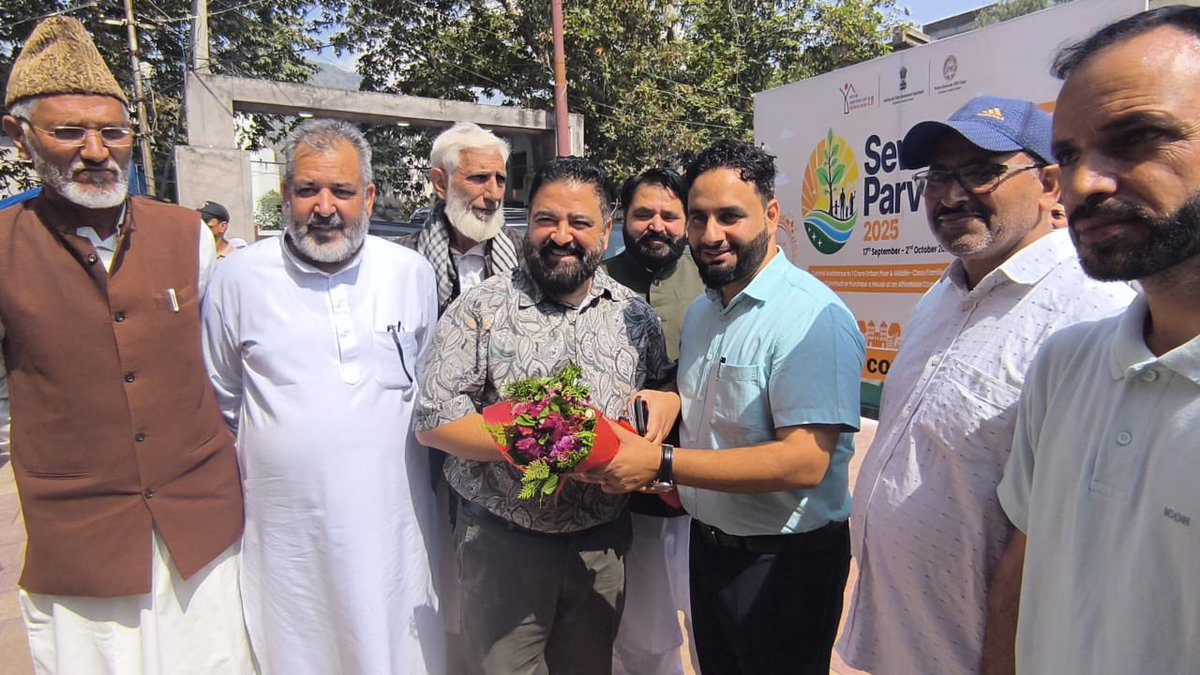 Municipal Council Poonch held Sewa Parv events: Ek Ghanta Ek Sath cleanliness drive at Fort &amp; Angikaar, PMAY-U Shehri mela where Honb’le MLA attended the program,handed over keys to beneficiaries and safety kits to sanitation workers. <a href="/diprjk/">Information & PR, J&K</a> <a href="/JammuUlb/">Urban Local Bodies, Jammu</a> <a href="/MoHUA_India/">Ministry of Housing and Urban Affairs</a> #angikaar2025