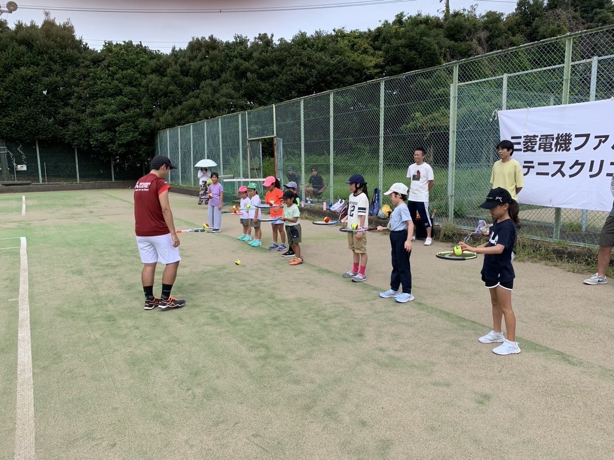 Sports__ME's tweet photo. 9/20（土）、三菱電機ファルコンズ（＠METennisFalcons）が三菱電機鎌倉製作所テニスコート（神奈川県）で、今年３回目のキッズクリニックを実施しました🎾選手のアドバイスに真剣に耳を傾ける子供たちの姿が印象的でした☺️
#三菱電機 は #テニス を応援しています！ https://t.co/iaEnwn3E9l
