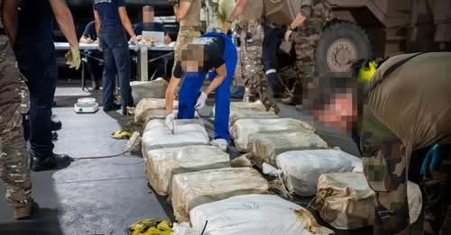 #Enorme  La marine nationale a intercepté un navire de pêche sans pavillon au large du golfe de #Guinée saisissant 9,6 tonnes de #cocaïne La valeur marchande est estimée à 519 millions d’euros un nouveau record en 2025