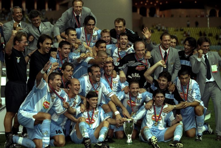 Em 1999, a Lazio venceu o Manchester United de Alex Ferguson e conquistou a Supercopa da UEFA.

O time contava com nomes como Nesta, Verón, Nedved, Roberto Mancini e Inzaghi.

Mas, afinal, quem mais estava nessa Lazio? Como foi a carreira desse time histórico?

Segue o fio!