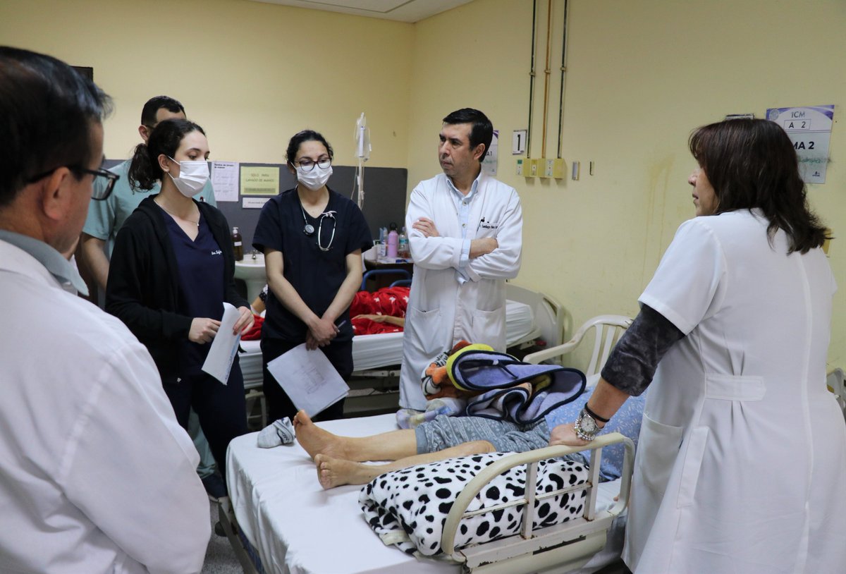 MedicinaUNA's tweet photo. En sus 136 años de vida, la #FCMUNA celebra el legado de la Primera Cátedra de Clínica Médica. 

Más de 70 años formando internistas, consolidando la residencia médica y fortaleciendo la atención hospitalaria en Paraguay. 🏥💜 

↘️https://t.co/06PG1NEpug https://t.co/HukAbHZROH