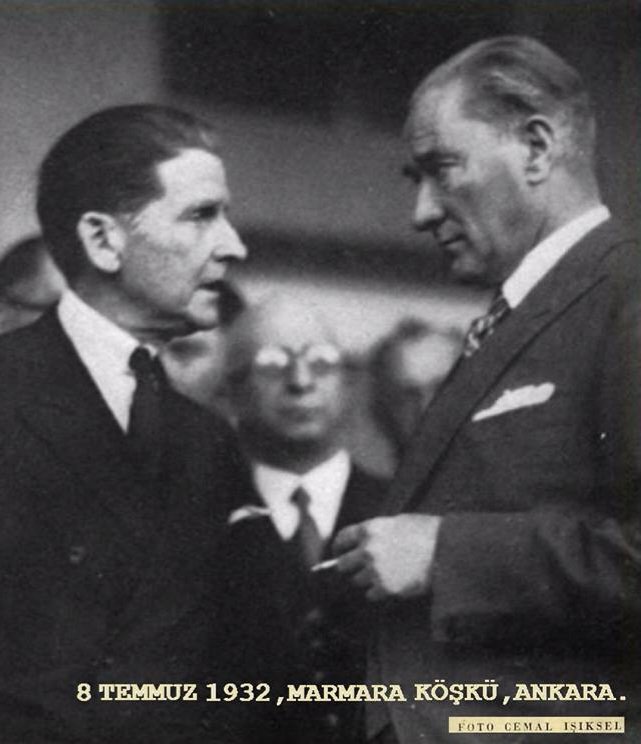 Atatürk, kitabında Türkler için "barbar" nitelemesini kullanan Amerikalı Thomas Whittmore'dan izahat isterken.