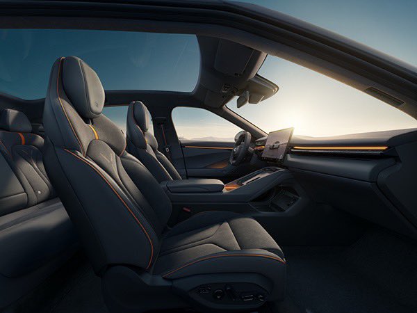 linconbravos's tweet image. Luxury meets the open road at sunset.