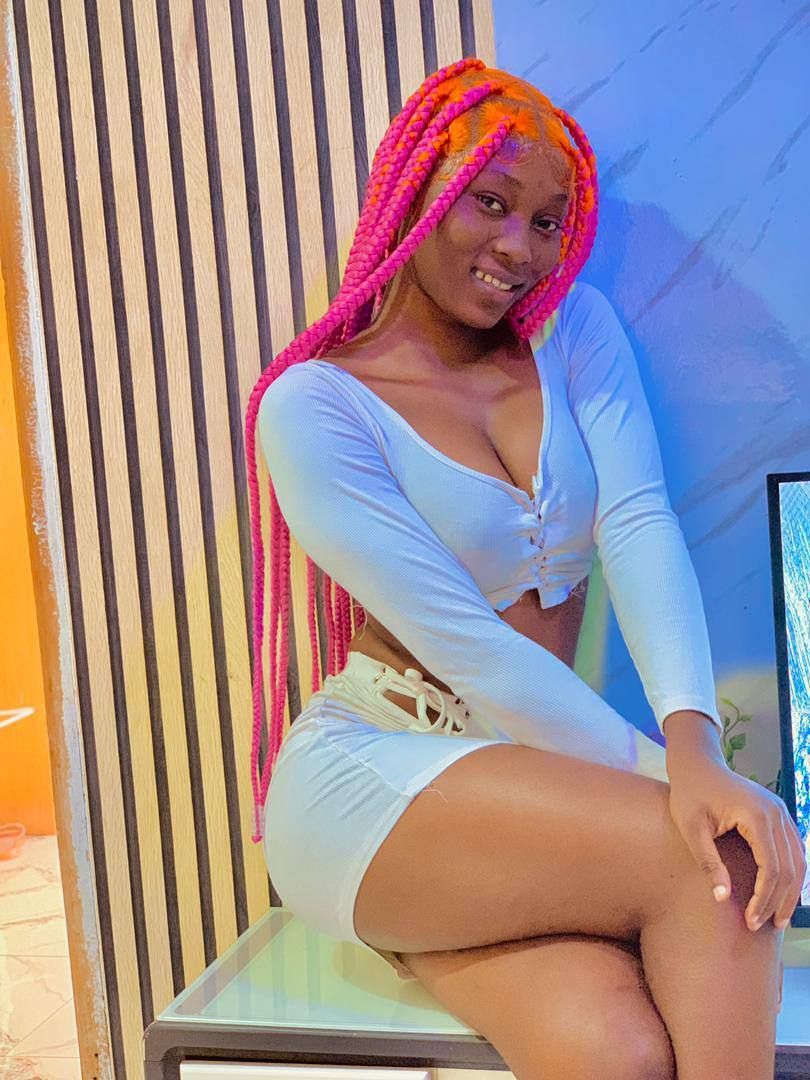 In the sun’s warm, golden light, 
She owns the day, she is the fight. ✨🌸 
#Pyirates #PoetryInMotion #SunlitSoul #GraceAndPower #ivy