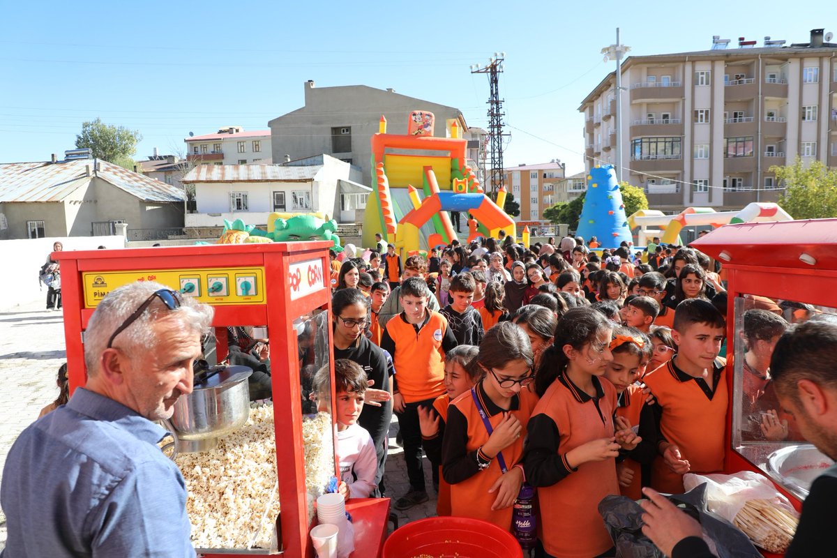 🎠 Özalp Belediyesi’nden Çocuklara Şenlik Dolu Bir Gün! 

✨Özalp Belediyesi Kültür ve Sosyal İşler Müdürlüğü ile Kadın ve Aile Hizmetleri Müdürlüğü, Mahmudiye Mahallesi 3 Nisan Ortaokulu bahçesinde çocuklara özel bir şenlik düzenledi.

🎉Etkinlikte çocuklar;ip atlama, bardak