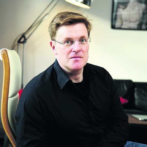 "Aslında doğru seçimleri yaparsak, boş işlerle zaman harcamazsak hayat genellikle birçok şeyi yapabileceğimiz kadar uzundur."

Felsefenin Kısa Tarihi | Nigel Warburton