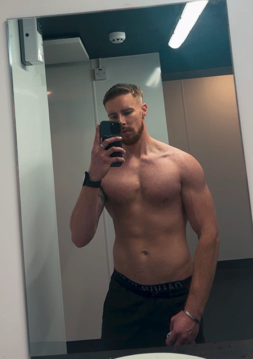 Mirror mirror on the wall……. Who’s the biggest of them all 😏🤌🏻