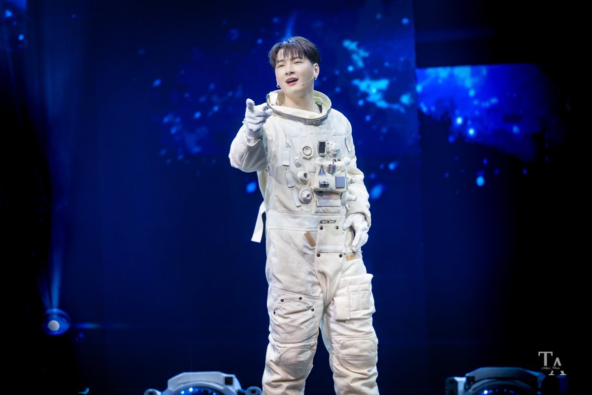 Atku_tta's tweet photo. - That’s cool! -
 
#TheGoldenShowConcert2025 
#KristPerawat @kristtps 
#atkusnap https://t.co/YNxErRuvEz