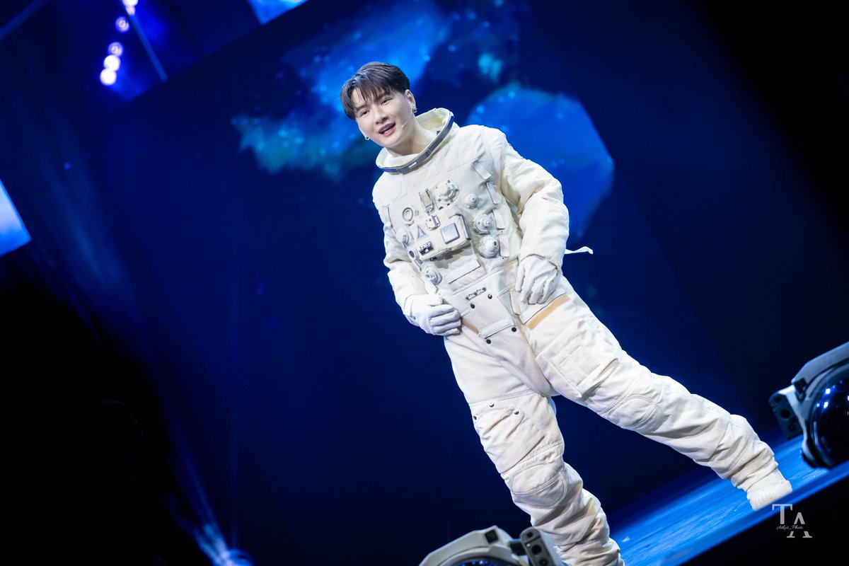 Atku_tta's tweet photo. - That’s cool! -
 
#TheGoldenShowConcert2025 
#KristPerawat @kristtps 
#atkusnap https://t.co/YNxErRuvEz