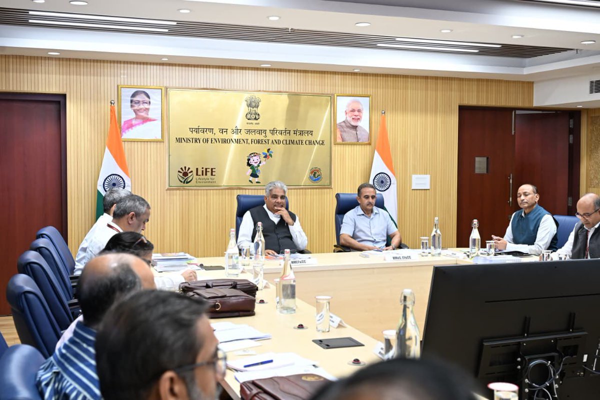 KVSinghMPGonda's tweet image. माननीय मंत्री श्री भूपेन्द्र यादव जी की अध्यक्षता में आयोजित CAMPA की गवर्निंग बॉडी की 6वीं बैठक में सम्मिलित हुआ। यह बैठक पर्यावरणीय संरक्षण और संसाधनों के प्रभावी उपयोग की दिशा में महत्वपूर्ण रही।
@PMOIndia @moefcc