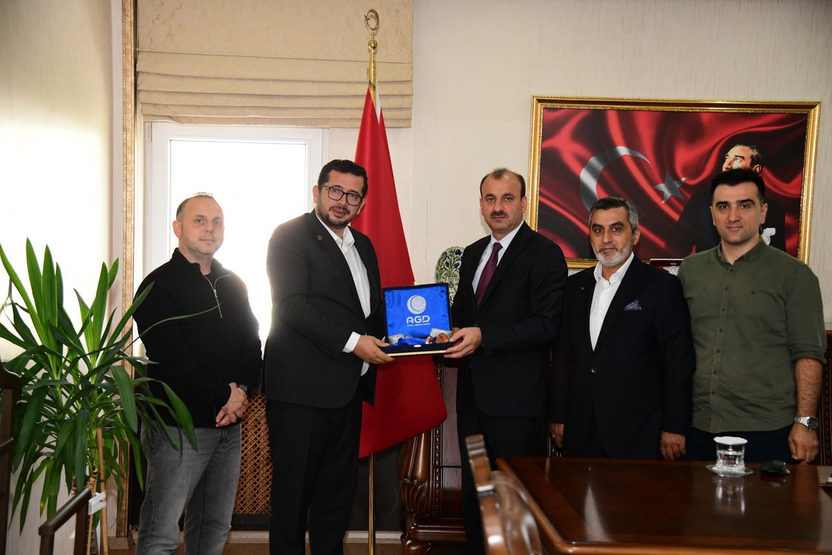 Şube Başkanımız Muhammed ESKİCİ ve Yönetim Kurulu Üyelerimiz, Trabzon İl Milli Eğitim Müdürü Hasan UYGUN beyefendiye makamında ziyaret gerçekleştirdi. 

Misafirperverliği ve hoş sohbeti dolasıyla Hasan UYGUN müdürümüze  teşekkür ederiz.
