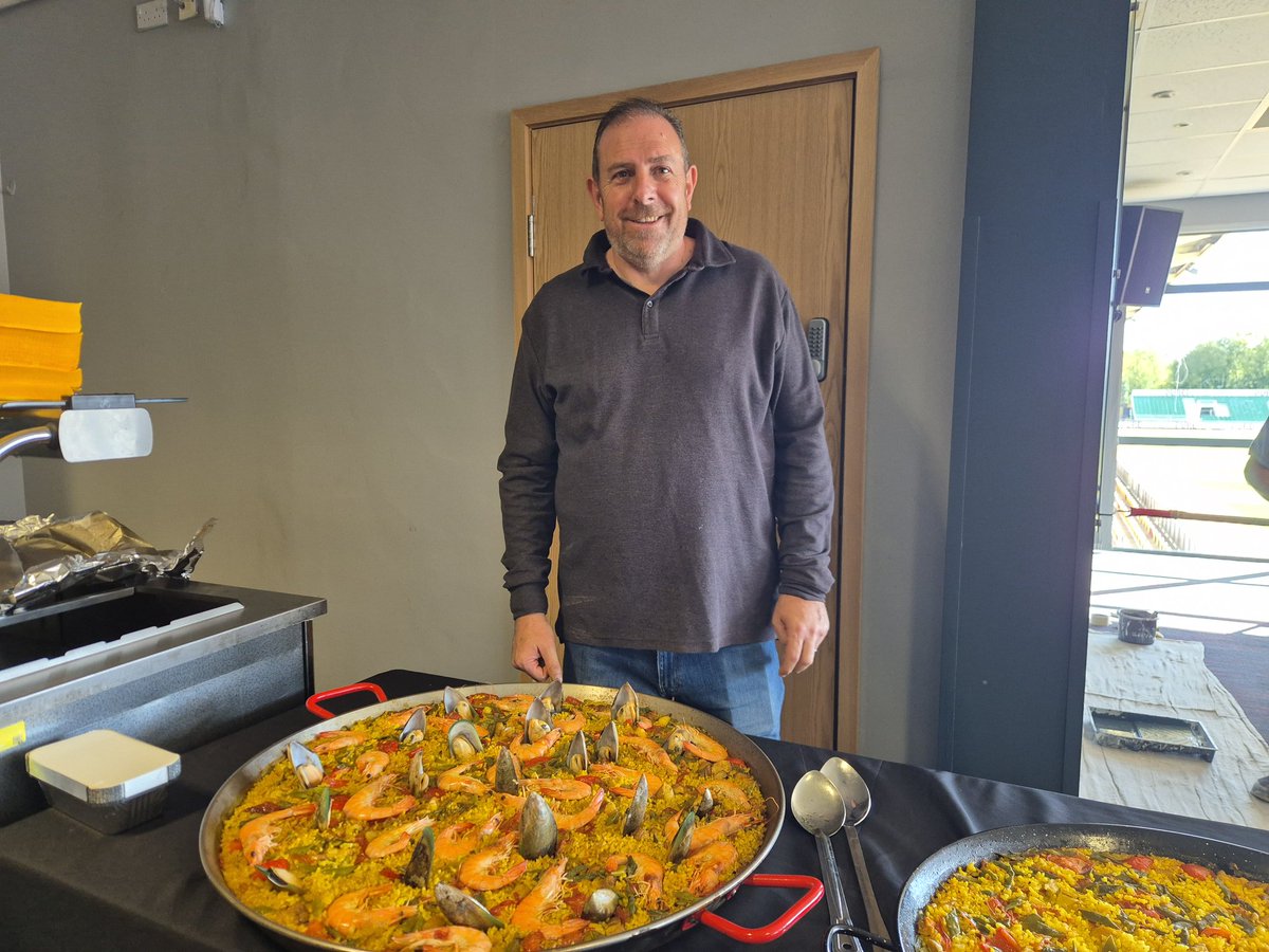 NewportCounty's tweet photo. 🙌 Everyone at Newport County would like to wish our Secretary Gareth Evans a very happy retirement on his last day with us at Rodney Parade. 

Gareth kindly made our office staff and the Dragons staff his speciality paella this afternoon, before he sets sail for sunny Spain 👌🇪🇸 

Thank you for your hard work and commitment over the years, Gareth! You will be missed.

Adios, Amigo! UTC! 🧡🖤

#OneClubOneCounty