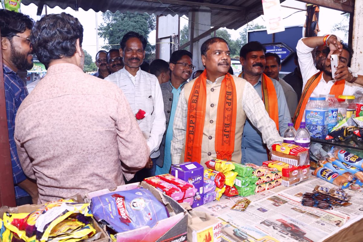 KedarKashyapBJP's tweet image. घटी जीएसटी – मिला उपहार,
धन्यवाद मोदी सरकार!

प्रधानमंत्री श्री नरेंद्र मोदी जी के दूरदर्शी नेतृत्व में लागू हुए #NextGenGSTReforms ने भारतीय अर्थव्यवस्था को नई दिशा, नई ऊर्जा और तेज गति प्रदान की है।
आज GST बचत उत्सव के अवसर पर भानपुरी में व्यापारी साथियों एवं स्थानीय नागरिकों…