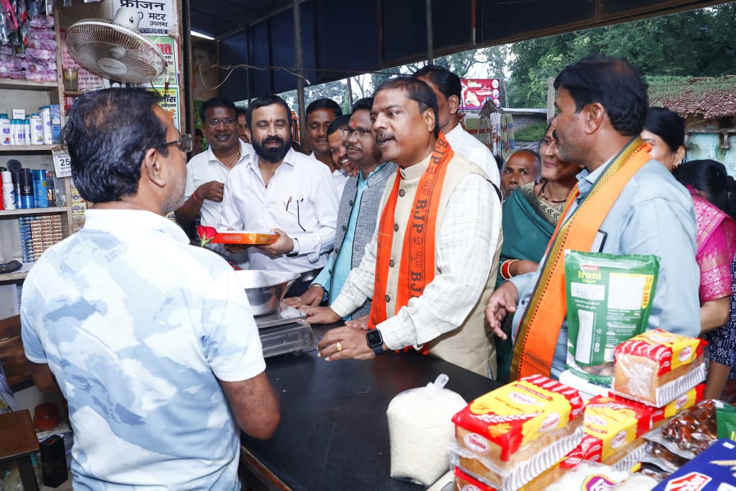 KedarKashyapBJP's tweet image. घटी जीएसटी – मिला उपहार,
धन्यवाद मोदी सरकार!

प्रधानमंत्री श्री नरेंद्र मोदी जी के दूरदर्शी नेतृत्व में लागू हुए #NextGenGSTReforms ने भारतीय अर्थव्यवस्था को नई दिशा, नई ऊर्जा और तेज गति प्रदान की है।
आज GST बचत उत्सव के अवसर पर भानपुरी में व्यापारी साथियों एवं स्थानीय नागरिकों…