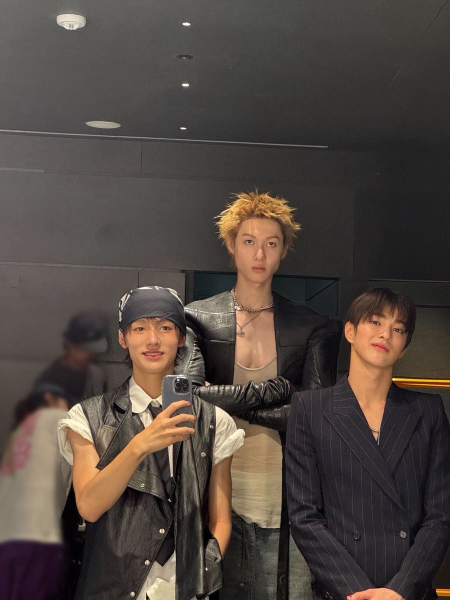 คือมาร์ตินสูงอยู่แล้วละดูเด็กแฝดย่อให้อีก5555555555555555555555555