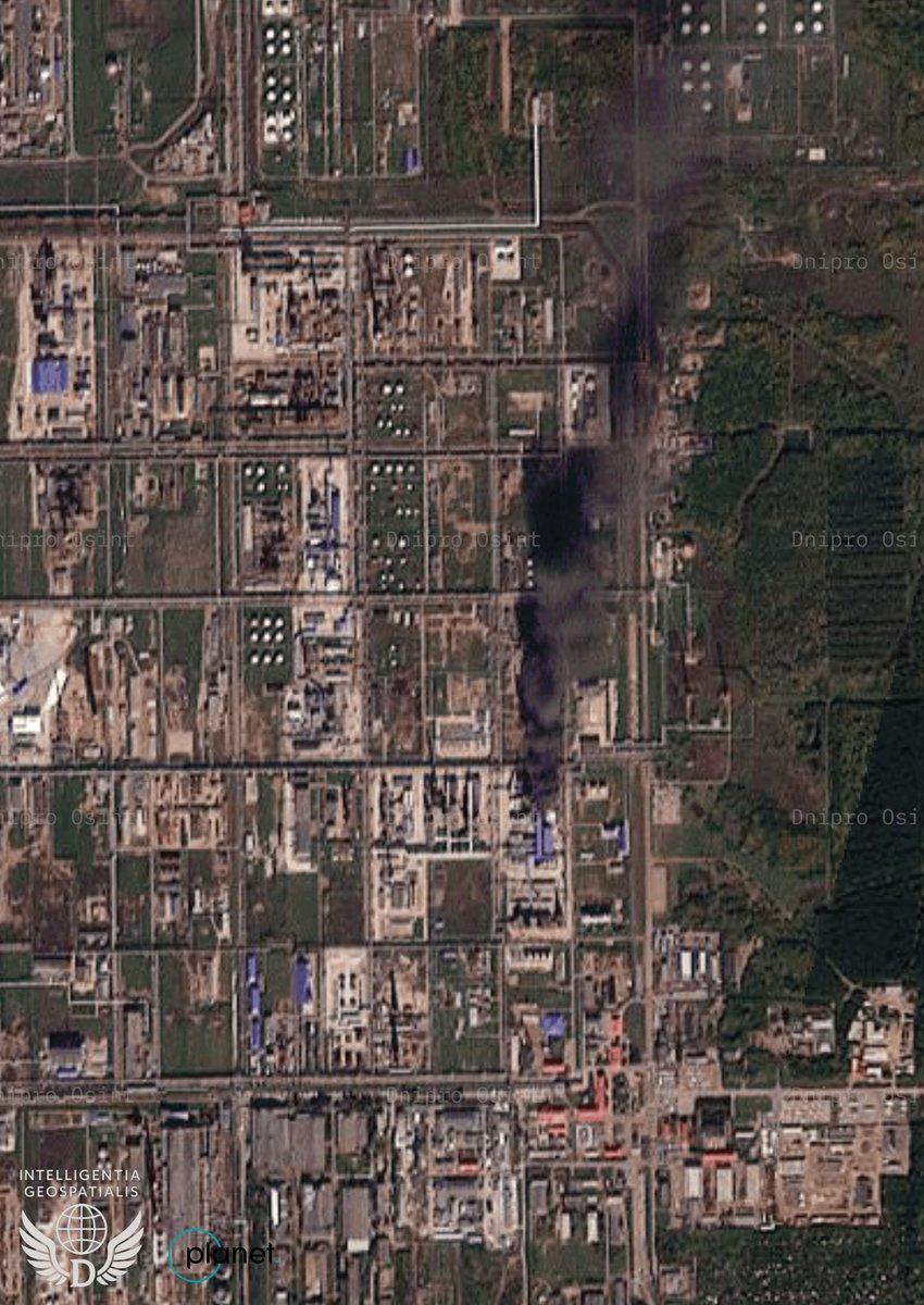 Satellite imagery of the Russian Salavat oil refinery after yesterday’s Ukrainian drone attack. ELOU AVT-6 with the yearly capacity of 6 mln tons of oil per year was severely hit. 

During the previous attack ELOU AVT-4 unit with the yearly capacity of 4 mln tons burned down.