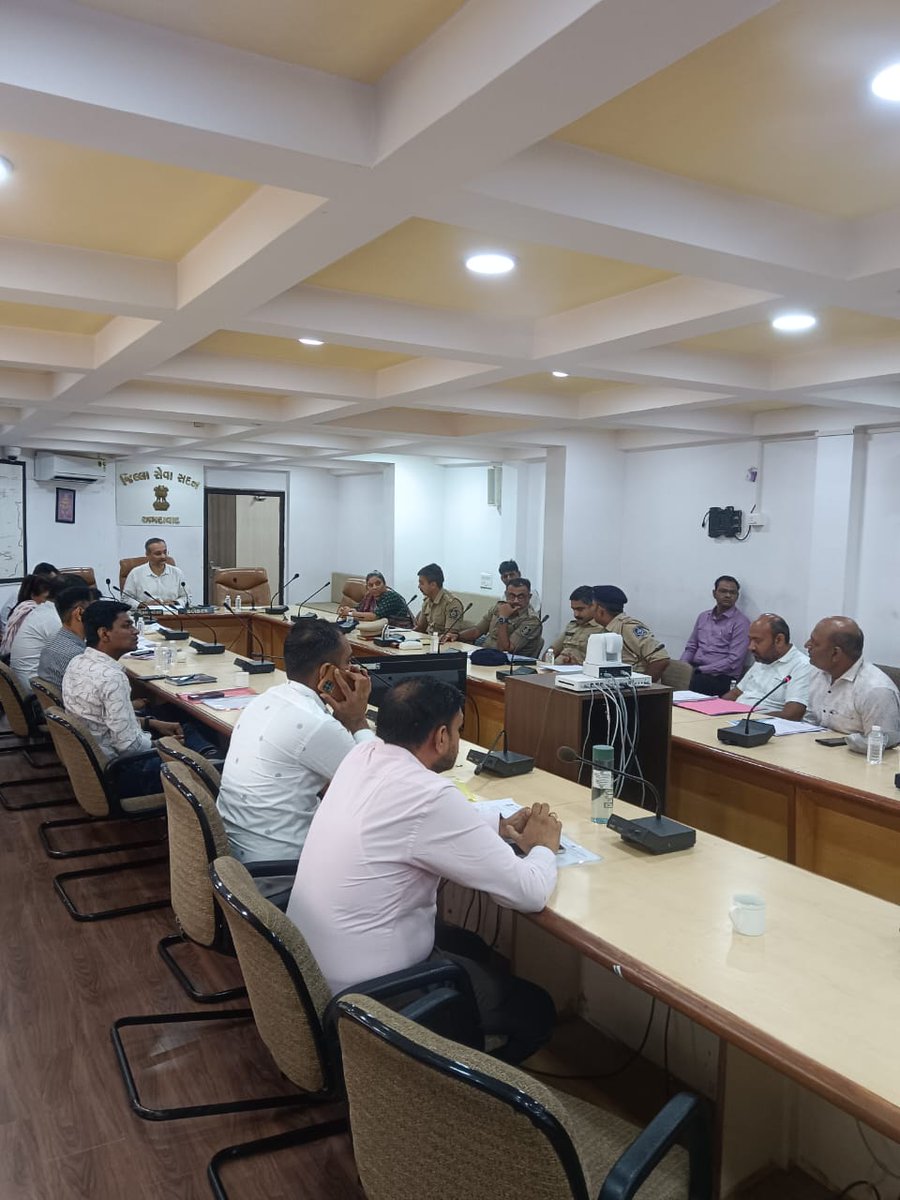 CollectorAhd's tweet image. આજરોજ જિલ્લા સ્વાગત ફરિયાદ નિવારણ કાર્યક્રમ  યોજાયો.
અરજદારોને રૂબરૂમાં સાંભળવામાં આવ્યા અને લોકફરિયાદનું  સમયમર્યાદામાં નિવારણ અર્થે સંબંધિત અધિકારીશ્રીને સૂચના આપવામાં આવી.  

#SwagatProgram
#DistrictSwagat