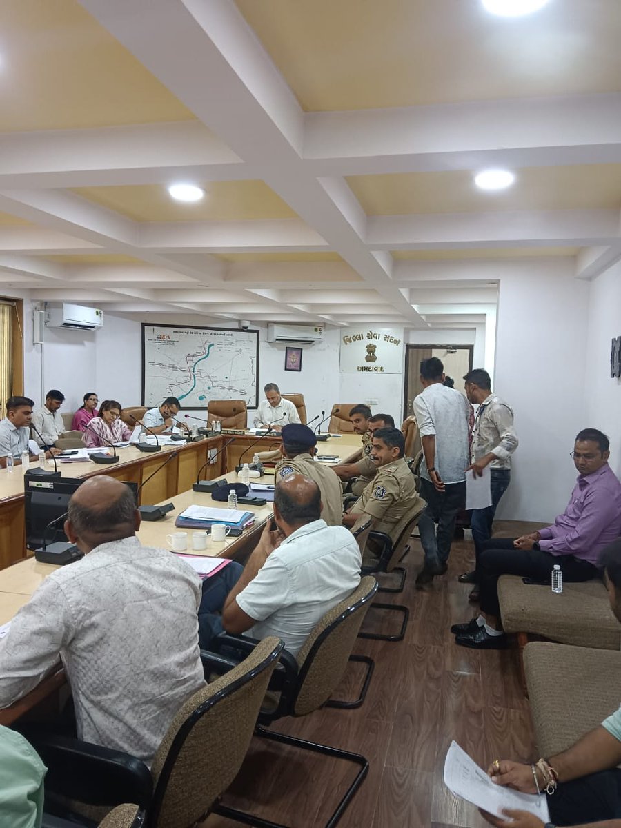 CollectorAhd's tweet image. આજરોજ જિલ્લા સ્વાગત ફરિયાદ નિવારણ કાર્યક્રમ  યોજાયો.
અરજદારોને રૂબરૂમાં સાંભળવામાં આવ્યા અને લોકફરિયાદનું  સમયમર્યાદામાં નિવારણ અર્થે સંબંધિત અધિકારીશ્રીને સૂચના આપવામાં આવી.  

#SwagatProgram
#DistrictSwagat