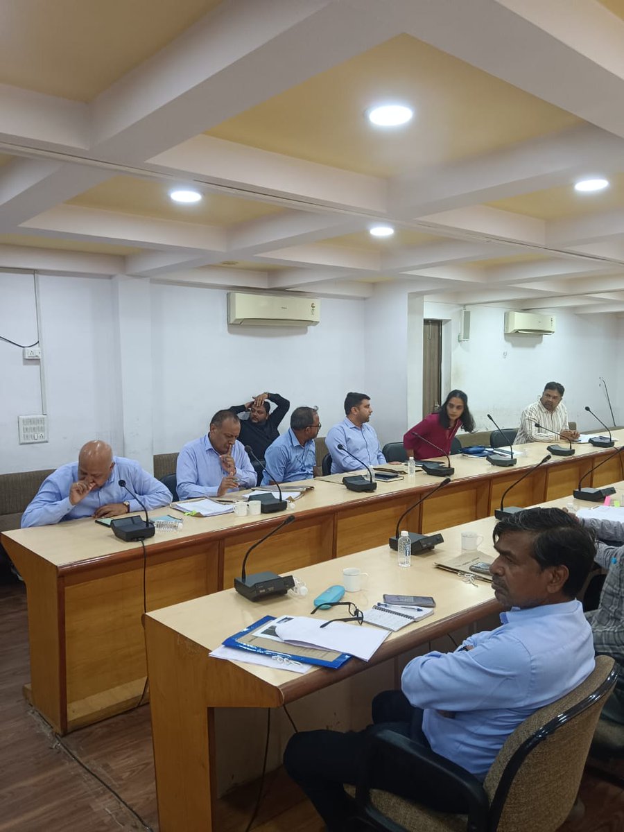 CollectorAhd's tweet image. આજરોજ જિલ્લા સ્વાગત ફરિયાદ નિવારણ કાર્યક્રમ  યોજાયો.
અરજદારોને રૂબરૂમાં સાંભળવામાં આવ્યા અને લોકફરિયાદનું  સમયમર્યાદામાં નિવારણ અર્થે સંબંધિત અધિકારીશ્રીને સૂચના આપવામાં આવી.  

#SwagatProgram
#DistrictSwagat