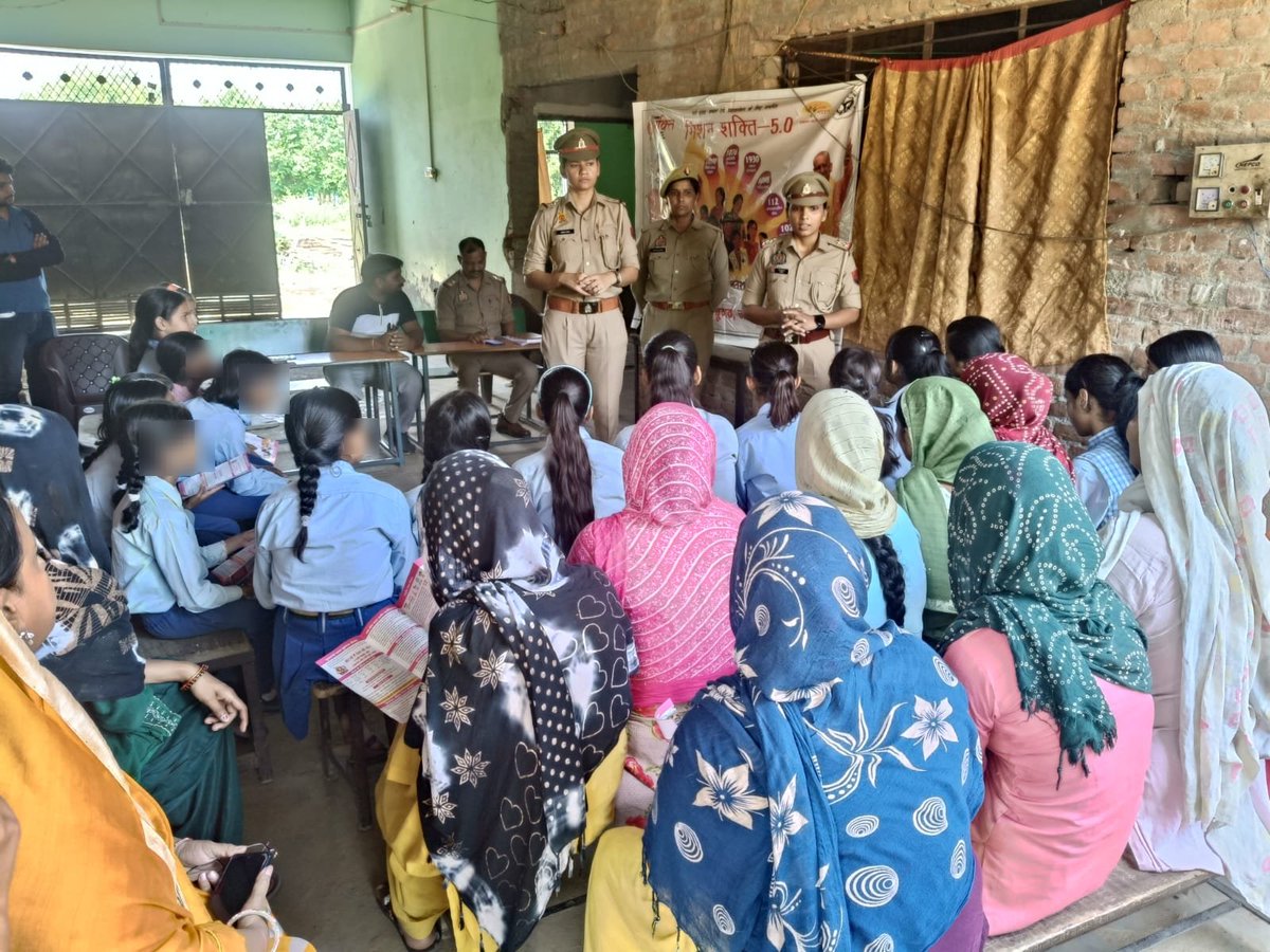 🚔 नारी सुरक्षा और सम्मान, यह है हम सबका अभिमान 🚔
एसपी हापुड़ के निर्देशन में थाना बाबूगढ़ की एंटी रोमियो टीम द्वारा मिशन शक्ति अभियान फेज-5.0 के तहत ग्राम उपैड़ा में चौपाल लगाकर महिलाओं/बालिकाओं को उनके अधिकारों, विभिन्न हेल्पलाइन नंबरों व कल्याणकारी योजनाओं आदि की जानकारी देकर