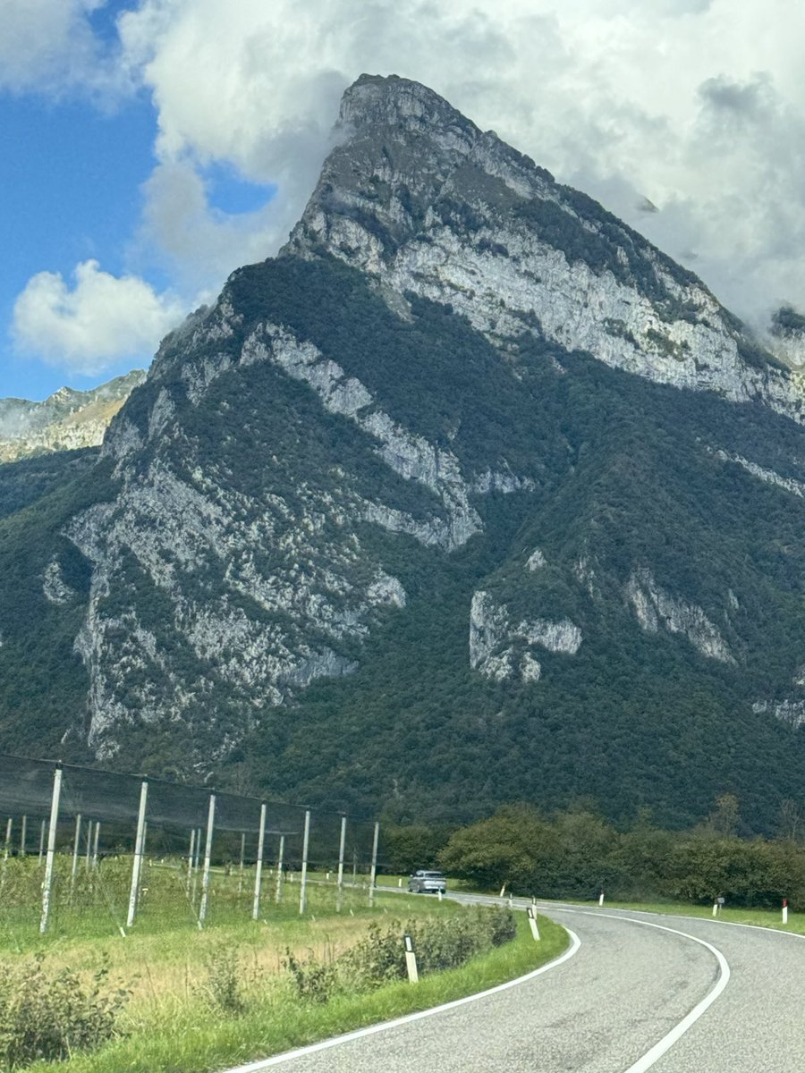 Day 4 of #ExMATAJURLION the 4LANCS battlefield study sees the group depart Slovenia for Italy 🇮🇹 and Cimolais where the group discuss Rommel’s attack west of the village before his advance to Longarone.  <a href="/LANCS_REGT/">Duke of Lancaster's</a> <a href="/masaccio60/">Tom Isitt 🐝</a> <a href="/PikeGrey1418/">Nicolai Eberholst (Pike Grey 1914-1918)</a> #WW1