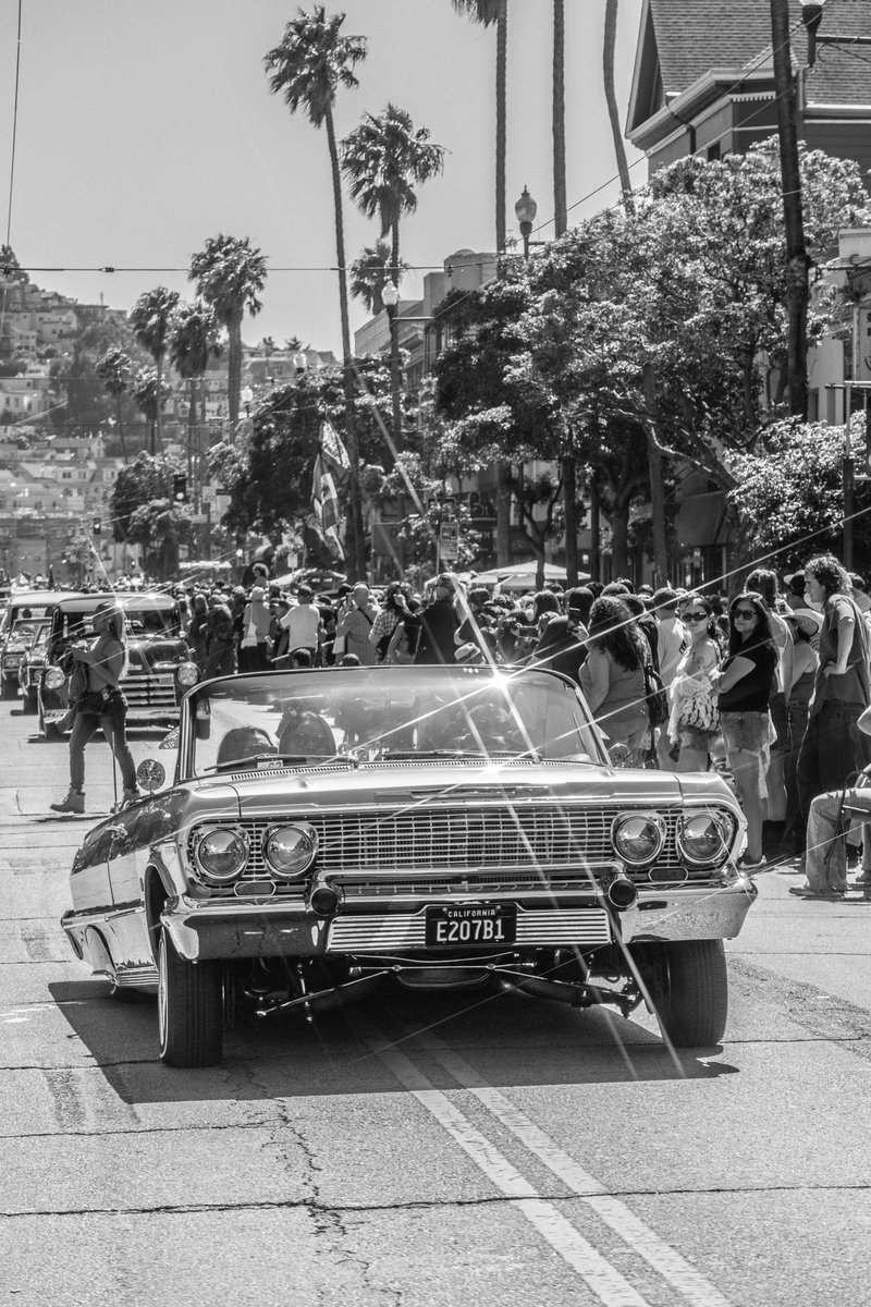 matoombomen's tweet photo. Sun-kissed chrome, palm trees, and pure California cool. This is how you roll in style. Follow for timeless street stories.
#ClassicCar #BlackAndWhite #CarShow #CaliforniaDreaming #StreetPhotography #RetroVibes #FollowToExplore https://t.co/vqUu7vssr0
