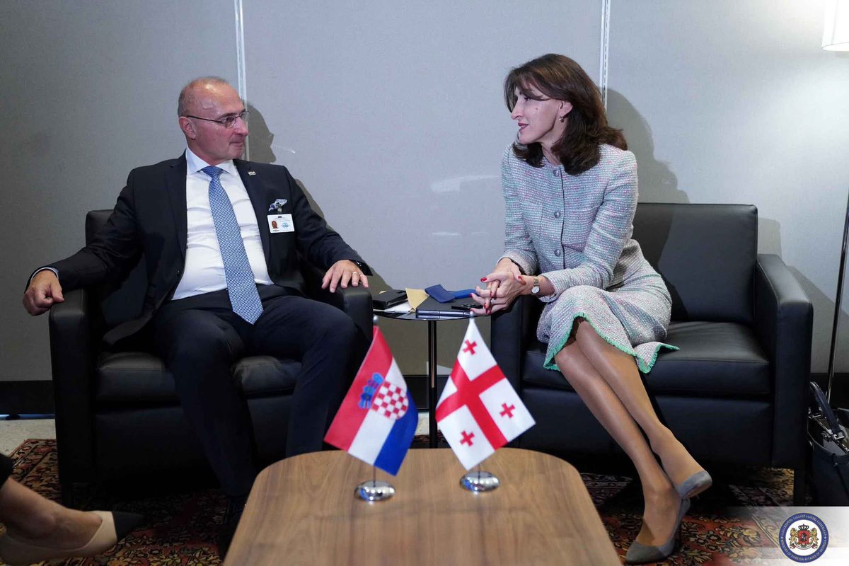 MFAgovge's tweet image. 🇬🇪 FM @MakaB__ met 🇭🇷 FM @grlicradman at #UNGA80. They discussed 🇬🇪-🇭🇷 friendly ties, bilateral &amp;amp; multilateral cooperation, trade-economic relations, regional security and 🇬🇪’s EU integration process, reaffirming commitment to further strengthening their partnership. @MFA_Croatia