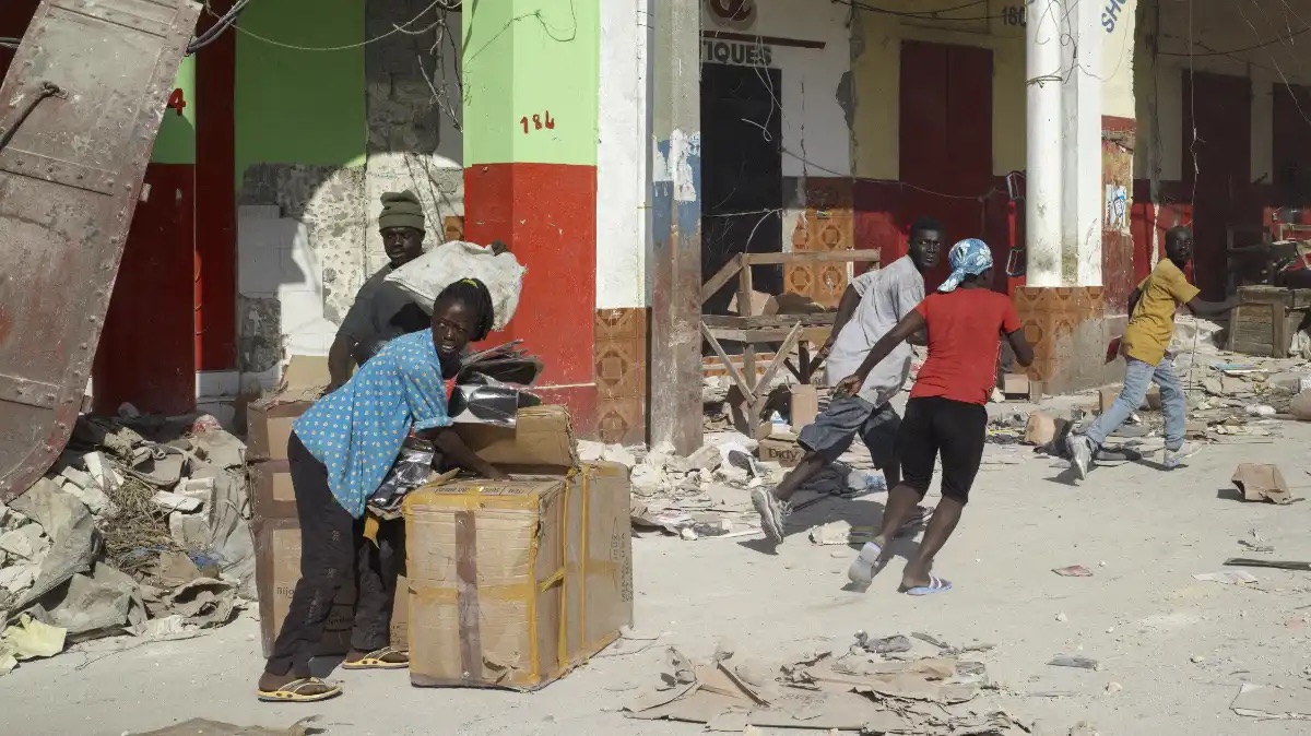 Artefields's tweet image. ⚰️ Luc Delahaye enterre la photographie documentaire.
De Magnum aux images monumentales au Jeu de Paume, il montre la fin du  référent, l’épuisement des images, avec froideur et ironie.
Un silence immense posé sur les désordres du monde.
👉 artefields.net/luc-delahaye-e…