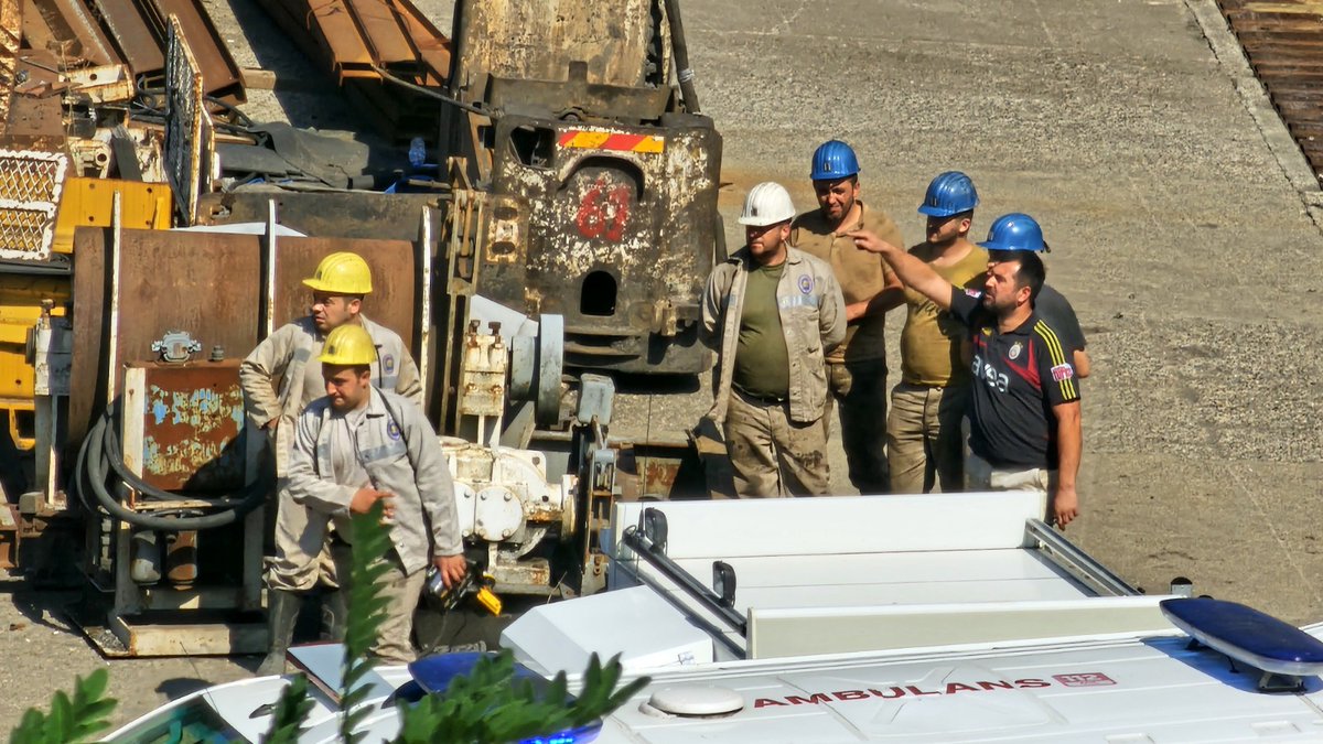 Zonguldak Karadon'da Türkiye Taşkömürü Kurumu'na bağlı olarak faaliyet yürüten maden ocağında göçük meydana geldi.

Göçük altında kalan 5 işçiden 3'ü kurtarılırken; 2 işçi için arama kurtarma çalışmaları sürdürülüyor.

Göçük altından kurtarılan işçilere ve ailelerine geçmiş olsun