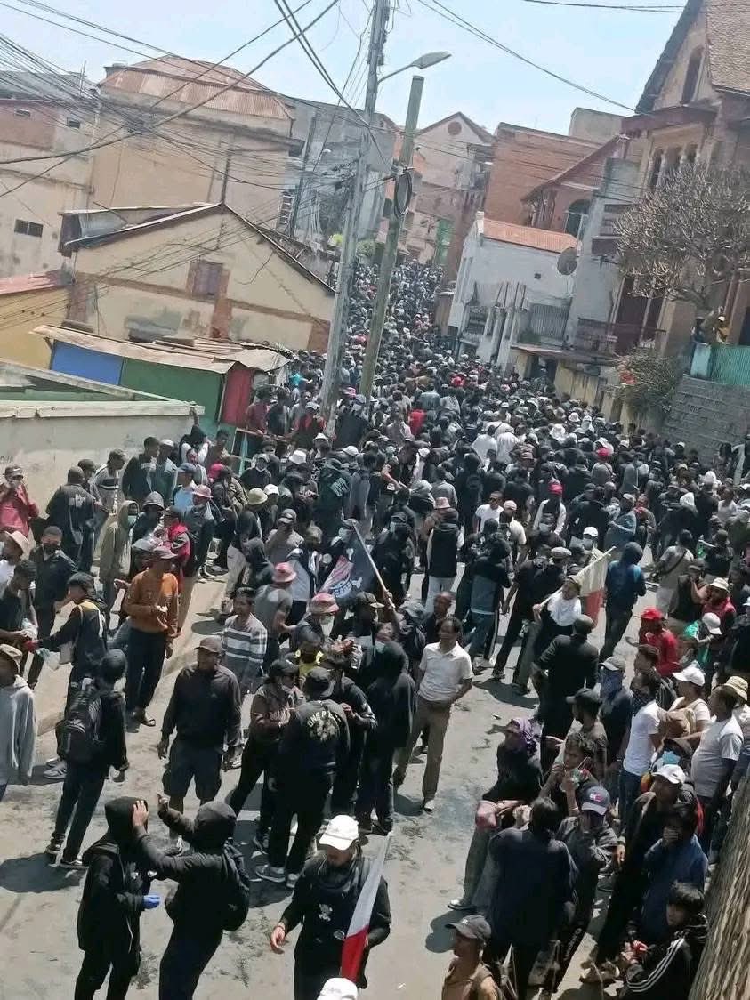 LE PEUPLE NE RÉCLAMENT QU'UNE SEULE CHOSE = VIVRE ET NON PAS SURVIVRE !!! 
Un président de la république et les politiciens qui ne font que bouffer l'argent du peuple !! CORROMPUS !! 

S'ILS VOUS PLAIT RT ET FAITES DU BRUIT, le monde doit entendre.