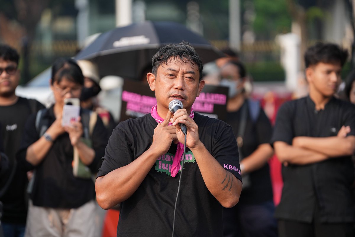 KontraS's tweet photo. Aksi Kamisan ke-879, usut tuntas Tragedi Semanggi II, hentikan normalisasi kekerasan terhadap warga sipil.

Hidup korban, jangan diam, lawan! https://t.co/KV5VELy0w2