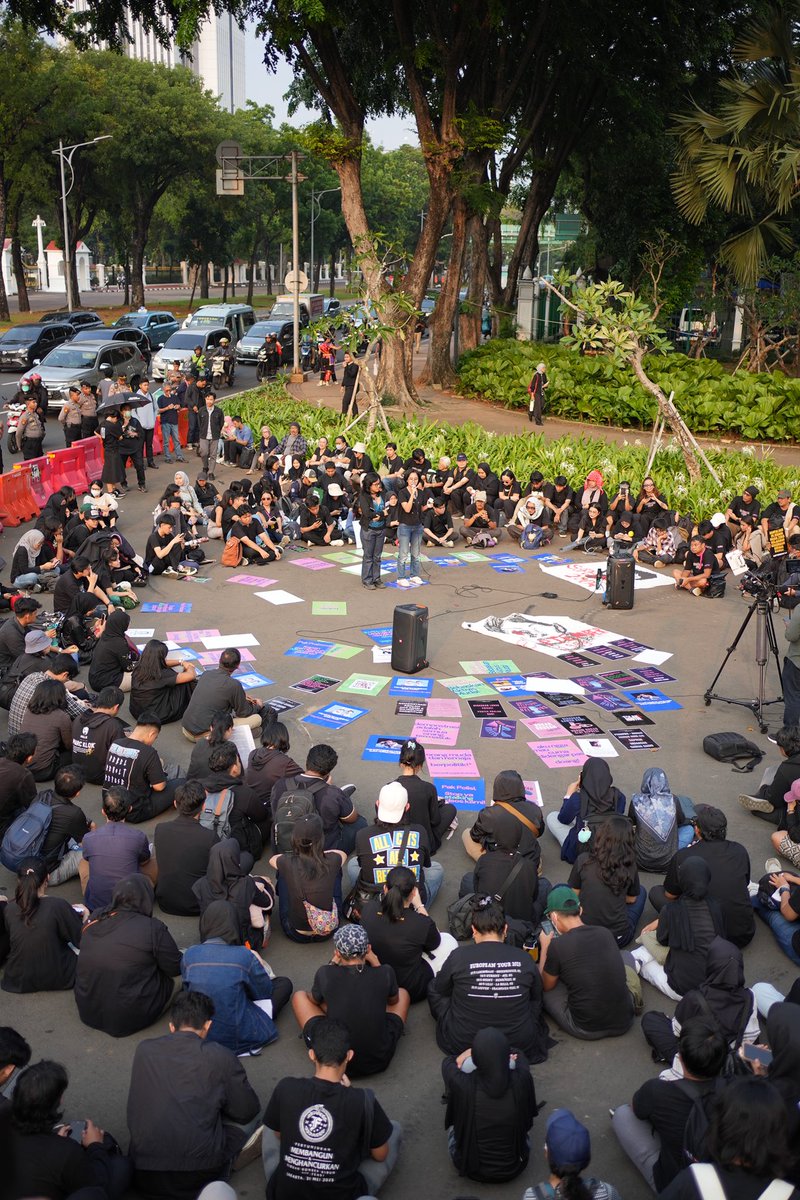 KontraS's tweet photo. Aksi Kamisan ke-879, usut tuntas Tragedi Semanggi II, hentikan normalisasi kekerasan terhadap warga sipil.

Hidup korban, jangan diam, lawan! https://t.co/KV5VELy0w2