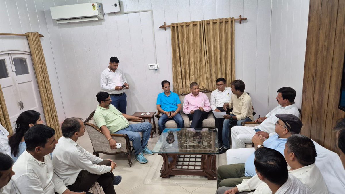 आज उत्तर प्रदेशीय जूनियर हाई स्कूल (पूर्व माध्यमिक )विद्यालय शिक्षक संघ शाखा - जनपद बिजनौर के प्रतिनिधिमंडल ने मुझसे मुलाकात कर शिक्षकों की विभिन्न मांगों को लेकर एक ज्ञापन सौंपा।
मैंने संघ के पदाधिकारियों को आश्वस्त किया कि उनकी मांगों को संबंधित विभाग तक पहुंचाया जाएगा….