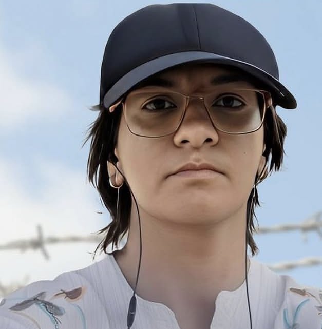 #سمیه_رشیدی کارگر کارگاه خیاطی و زندانی سیاسی بود که صرفا به‌دلیل شعارنویسی بازداشت شده بود. در زندان قرچک مورد بی‌توجهی پزشکی قرار گرفت و به «تمارض» متهم شد؛ حالش وخیم شد؛ خیلی دیر به بیمارستان منتقل شد؛ به کما رفت و امروز فوت کرد. در حقیقت، سمیه هم توسط جمهوری اسلامی کشته شد.