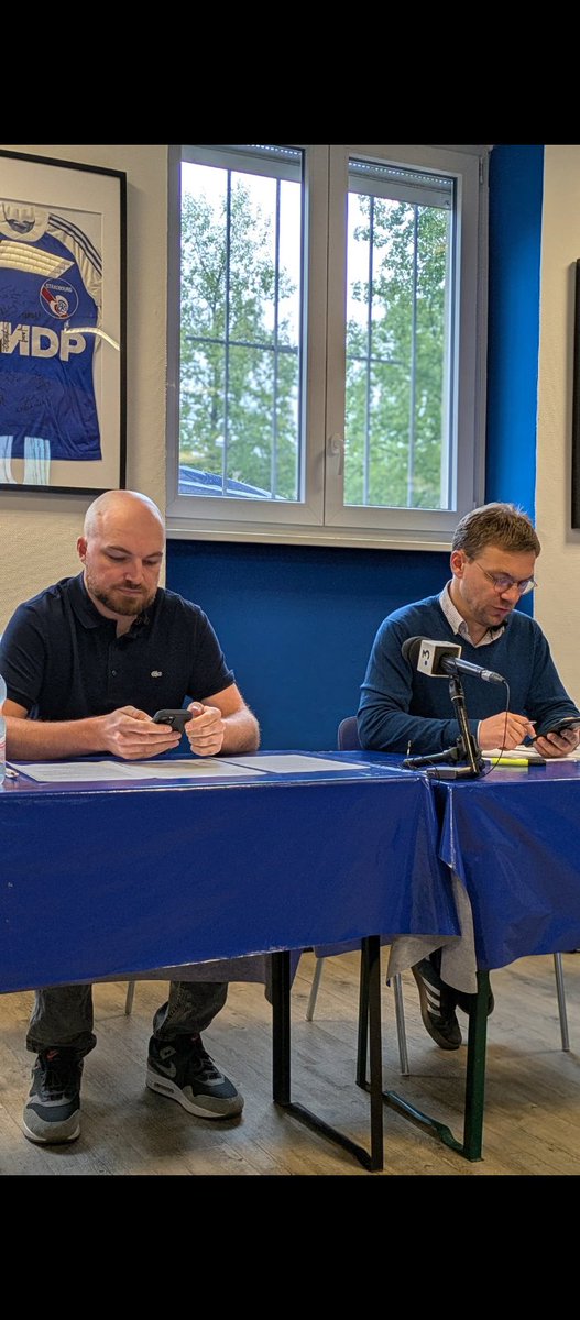 JetztgehtsLosss's tweet image. Je vous laisse deviner qui de ces deux chefs tient la pancarte "Keller Trahison"
En tout cas une fois de plus on aura compris que ce sont les Stubistes qui président aux décisions stratégiques de la tribune Ouest.
On comprend mieux l'entêtement.
#RCSA #BluecoIN