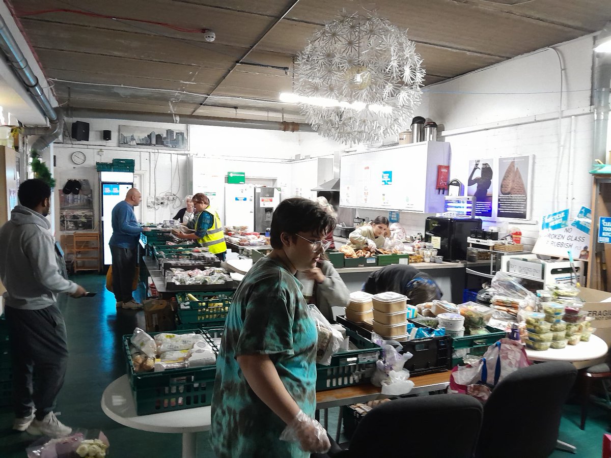 STWCcharity's tweet image. Reminder🚨  Join us tonight ⏰(22:30-23:00) 10:30PM - 11:00PM at our warehouse: 18 Southsea Road, Kingston upon Thames, KT1 2EH for another wonderful #Kingston #CommunityFridge session, providing fresh food surplus. No requirements, just drop in.

#kingstonuponthames #Free