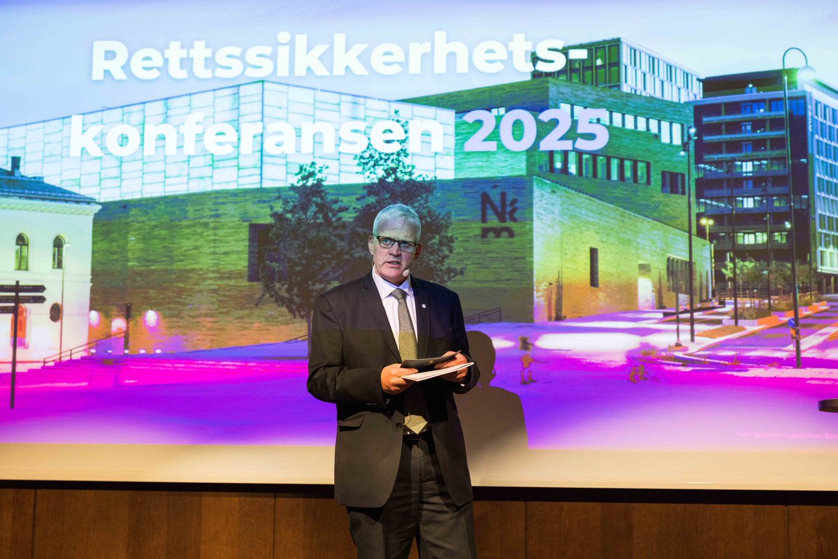 Stortinget's tweet image. Stortingets andre visepresident, Nils T. Bjørke, tok imot rettsstatsmeldinga i går. – I eit demokrati er det viktig å sjå seg sjølv i korta. Eg trur mange kjenner ekstra på trongen for ei slik melding no. Me lever tross alt i ei tid der verda er i endring, seier han.