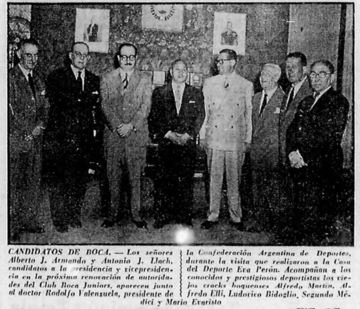 Fotografía que retrata en diciembre de 1953 a Alberto J. Armando y al escribano Antonio J. Llach, candidatos a la presidencia y vicepresidencia de Boca Juniors, durante su visita a la Casa del Deporte Eva Perón, luego de reunirse con el doctor Rodolfo Valenzuela (presidente de la