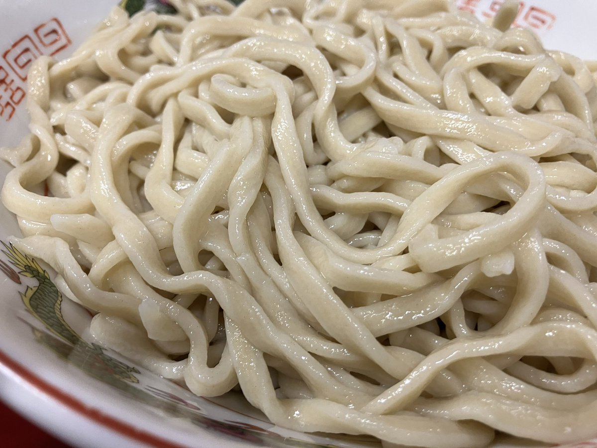 ラーメン二郎 湘南藤沢店

🔹大つけ麺
🔹小つけ麺
🔹生卵x2

今日広島土産のレモンポン酢🍋
つけ麺納めに藤沢二郎へ💃
レモンの爽やかな酸味が良い✨
TKMで食べるとレモンの香りがこれまた😍
今年約2年振りに藤沢二郎に行ってつけ麺いっぱい食べれて良かった🥰