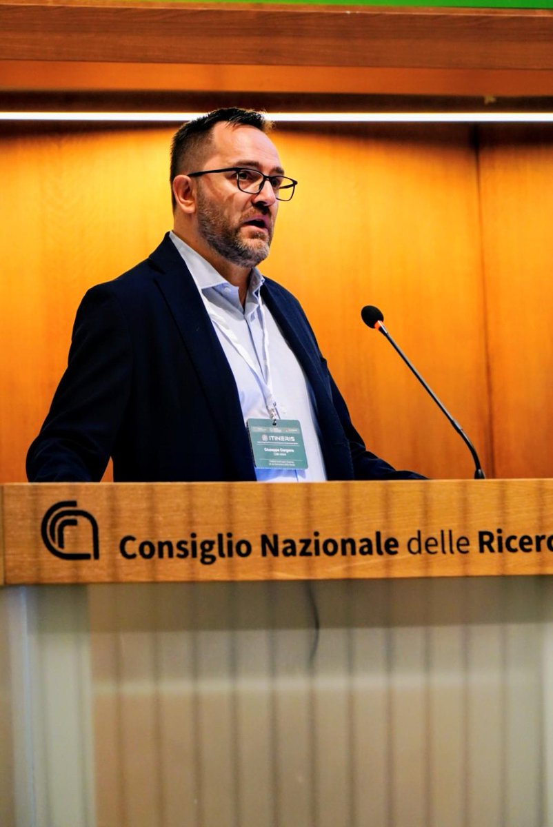 ITINERIS_RI's tweet photo. 📢 3rd Project Meeting di #ITINERIS
Session 1 – Presentazioni dei Work Package
🎤 Giuseppe Gargano (CNR) presenta le attività di WP1 – Coordination and Management.

🤝 Un lavoro condiviso per garantire governance, efficienza e impatto.

🌍 #Research #ITINERIS_RI #CNR #WP1 #CNRDTA https://t.co/YEpqermJJW