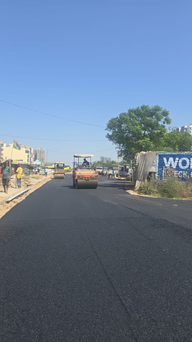 OfficialGMDA's tweet image. Special repair of master dividing road of Sector 82/85 is being carried out by GMDA to improve road conditions, boost connectivity and facilitate smooth traffic movement on this stretch. 🚘🧑‍🔧
#RoadRepairs #GMDAAction #PublicSafety 

@DC_Gurugram @MunCorpGurugram @TrafficGGM