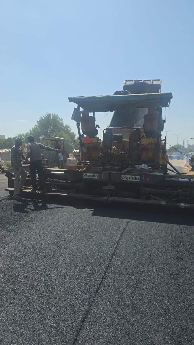OfficialGMDA's tweet image. Special repair of master dividing road of Sector 82/85 is being carried out by GMDA to improve road conditions, boost connectivity and facilitate smooth traffic movement on this stretch. 🚘🧑‍🔧
#RoadRepairs #GMDAAction #PublicSafety 

@DC_Gurugram @MunCorpGurugram @TrafficGGM