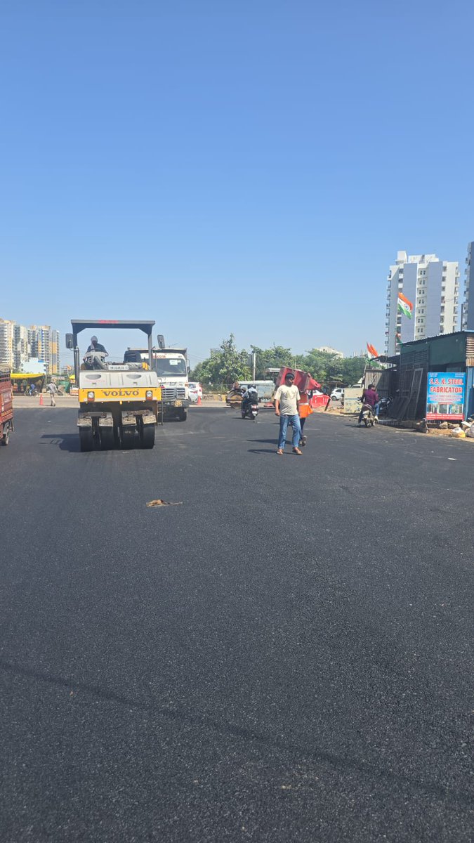 OfficialGMDA's tweet image. Special repair of master dividing road of Sector 82/85 is being carried out by GMDA to improve road conditions, boost connectivity and facilitate smooth traffic movement on this stretch. 🚘🧑‍🔧
#RoadRepairs #GMDAAction #PublicSafety 

@DC_Gurugram @MunCorpGurugram @TrafficGGM