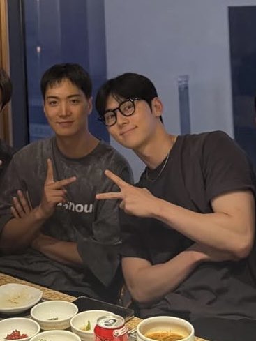 2harchive's tweet image. hello??????