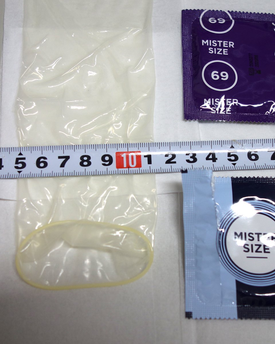 suno57103414's tweet photo. 🇩🇪 From Germany: Mister Size
Available in 7 sizes (47–69mm) 
- check out the widest, 69mm

Actual measurement:
🔴 Head width → ~69mm (Dia.44mm)
🔵 Base width → ~64mm
📏 Length → ~210mm

Compared to Japan XL, it has a thicker base and is slightly longer 👍

#Condom #MisterSize https://t.co/7KC9VvWThx