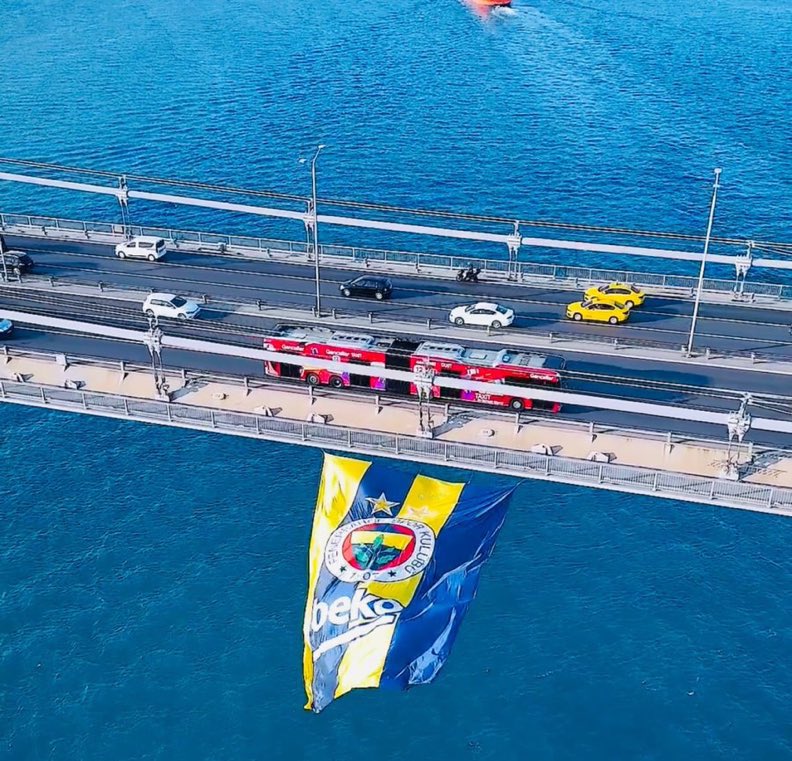 Fenerbahçe Beko’nun bayrağı 15 Temmuz Şehitler Köprüsüne asıldı.