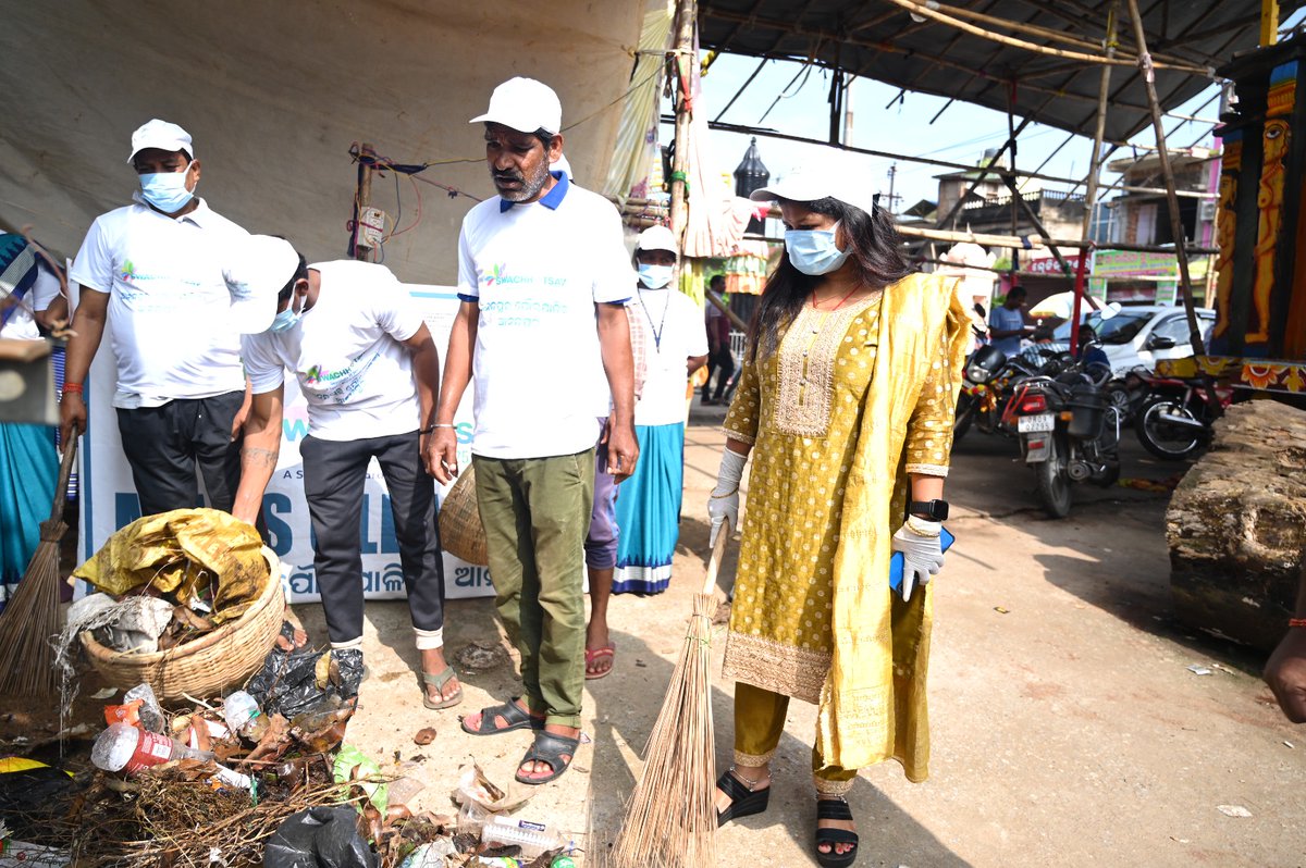 On the eve of "Swachhotsav" in "Swachhata Hi Seva 2025" Mass cleanliness drive as "Shramadan"(Ek Din Ek Ghanta Ek Sath) .<a href="/CMO_Odisha/">CMO Odisha</a> <a href="/DistAdmKeonjhar/">District Administration,Keonjhar</a> <a href="/HUDDeptOdisha/">H & UD Dept</a> #SwachhataHiSeva2025 #Swachhotsav #EkDinEkGhantaEkSaath
