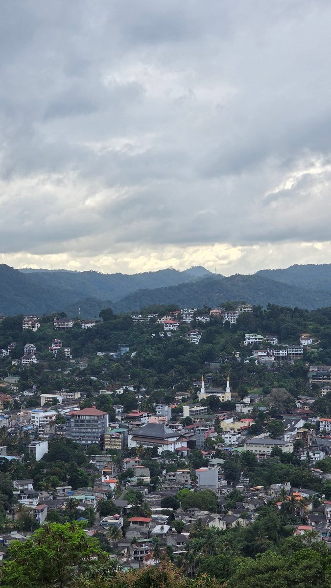 Shathir_N's tweet image. Views from somewhere in Hanthana.