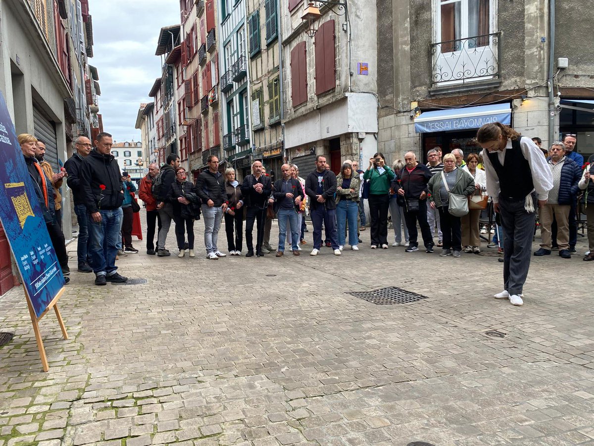 Monbarreko atentatuaren 40. urtemugan memoriak hartu du Baiona.  

▶️ urls.fr/3YPpvw 

Gaur eguerdian egin dute GALek erahil zituen lau euskal  errefuxiatuen omenezko lore eskaintza Monbar zenaren aitzinean. Egun osoan zehar beste hainbat ekimen antolatu dituzte.