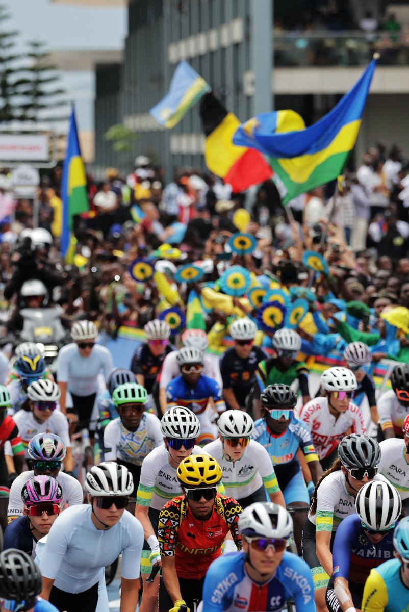 All the colours 😍 at the start 

Lap One complete and it is starting to string out now. 

Marie Schreiber pours water over her head to try and keep cool in warm tough conditions. 

#Kigali2025